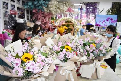 三八節(jié)花市探訪 玫瑰康乃馨價格創(chuàng)新高，DIY插花引領(lǐng)消費新潮流